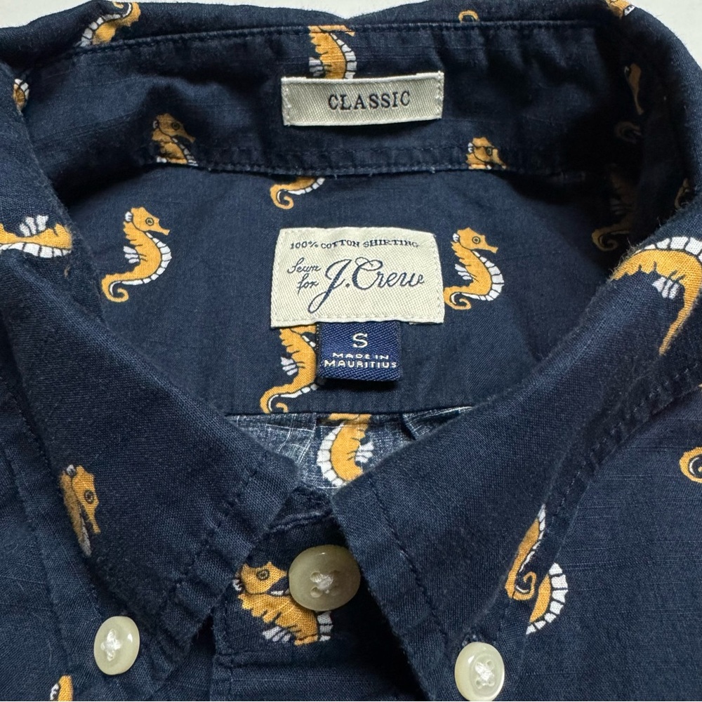 J. Crew Men's Seahorses All-Over Print Short Sleeve Button Up Shirt Size: Small - Picture 2 of 10